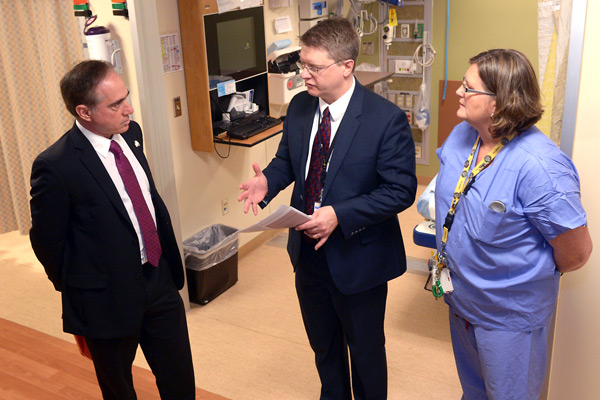 Dr. Shulkin takes a tour of the emergency department and talks with employees.