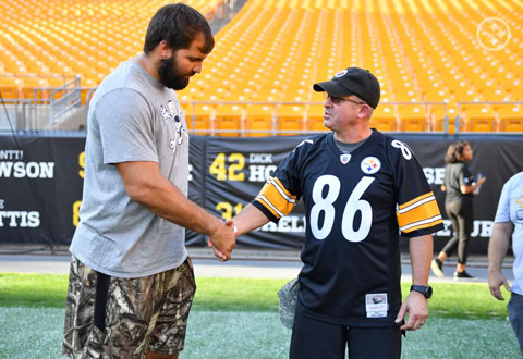 Steelers offensive lineman Alejandro Villanueva speaks with a Vetaran on the field during the event.